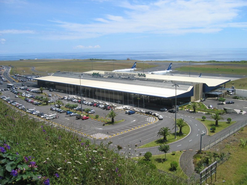 Flughafen PDL 2005.jpg