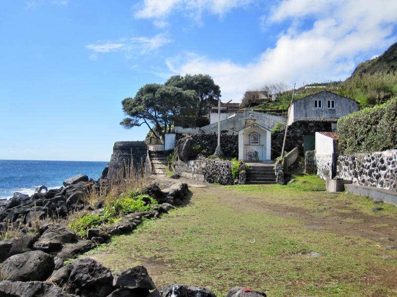 Auf diesem Dorfplatz stand noch nie ein Auto.JPG