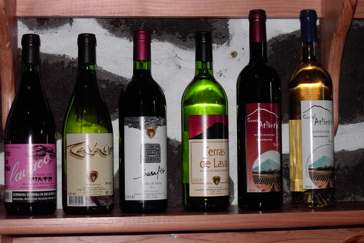 Ilha de Pico (6)Weinflaschen.JPG